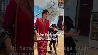 Titi Kamal di Wisuda Anak Tampil Formal dan Anggun Pakai Kebaya