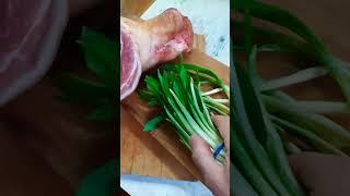 Готовим салат из черемши и свиную рульку