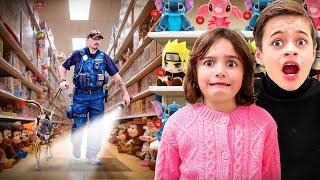 Les Enfants PASSENT La NUIT Dans Un MAGASIN DE JOUETS