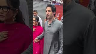 Sunny Leone And Husband Daniel Weber Visit Lal Baughcha Raja in Mumbai Watch