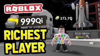 RICHEST PLAYER ON THE MOON in ROBLOX BILLIONAIRE SIMULATOR