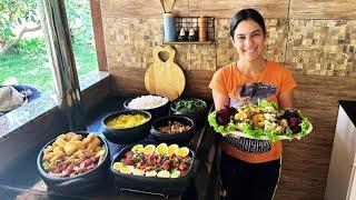 Cozinhando um almoço tradicional mineiro no fogão a lenha na roça