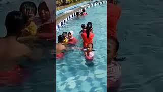 liburan sama anak anak  berenang bersama  #caxragustie #shorts #berenang #liburan
