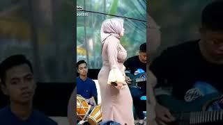 penyanyi dangdut ini berhijab tapi gede montok 