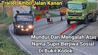 Truck Trailer Ambil Jalur Jalan Kanan Tanjakan.Truk Tangki Atrek Mundur Di Bukit KodokSemua Melihat