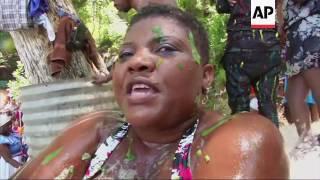 Warga Haiti melakukan perjalanan ke air terjun untuk festival tahunan