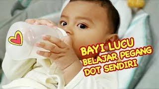 Bayi Lucu Belajar Pegang Dot SendiriBayi Minum Susu Sendiri