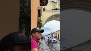 Reynaldo Choc en las calles de Antigua Guatemala