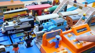 Thomas the Tank Engine & JR Shinkansen  Lively station & Tomica cars running under the big bridge