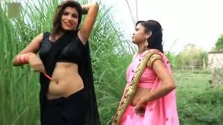 Aunty beautiful Navel play and Navel poke in low waist saree#navelpoke#navelplay#deepnavel#shortreel