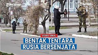 Perempuan Ukraina Ini Bentak Tentara Rusia Bersenjata Lengkap di Jalanan