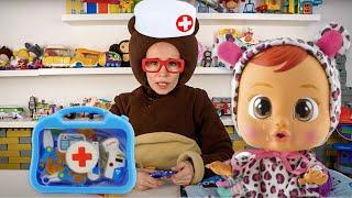 Маленькая Вера - Медведь играет в доктора с куклами Cry Babies  Крайбэбис