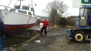 Hijsen pereboom in het water