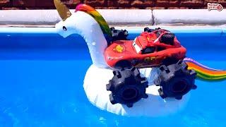 Водные Гонки Игрушечные Машинки против Акулы в Бассейне Cars for kids