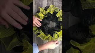 Bumble Bee Wreath DIY - Shorts - Wreath DIY - #bumblebee