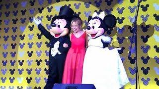 Karol Sevilla Canta Las Mañanitas a Mickey Mouse en su Cumpleaños 90