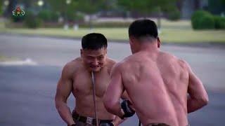 شاهد جنود كوريا الشمالية يستعرضون أمام زعيمهم قوتهم البدنية والقتالية