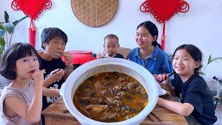 Catch a local chicken and make a pot of mushroom stewed chickenso delicious