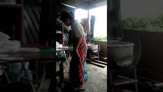 Suka pakai sarong batik sambil kerja.