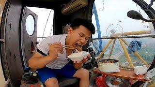 Chen Banxianer packed the spicy hot pot to eat on the tower crane