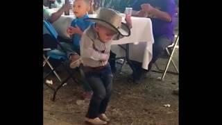 Niño bailando la chona 