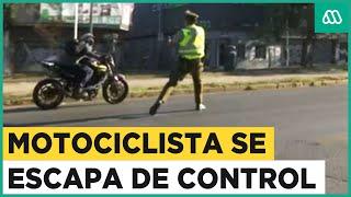 Motociclista se escapa de control policial en vivo