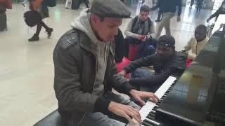 Meet AVICII with Wake me up at a Public Piano in a Paris Train Station