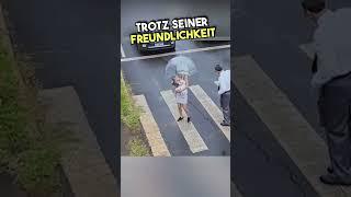 Mann hilft Frau im Regen 