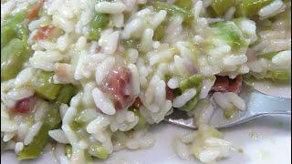 Risotto con gli asparagi preparato con la pentola a pressione