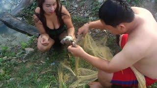 Genç Çift Suda Hoş Vakit Geçiriyor ve Balık Tutuyor