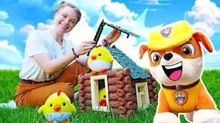 Paw Patrol Spielzeug Video für Kinder - Wir bauen ein Haus für Küken. Video auf Deutsch mit Irene