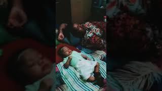 akibat kelelahan mengasuh anak nya ....ibu ini kelelahan sampek ikut tidur