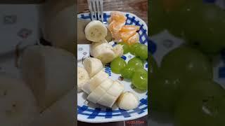 Cutting ripe banana for salad#yummy #satisfyingsounds #trendingshorts #asmr