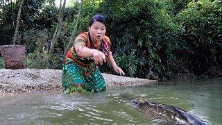 Primitive Life Skill catching fish - Catch fish in rivers and cooking fish - Eating delicious
