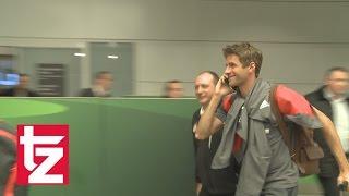 Spaßvogel Thomas Müller Hier telefoniert der Bayern-Star mit seinem Reisepass