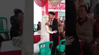 Acara Wedding Menuai Tawa Lantaran Mempelai Laki Pragakan Cium Bibir Tertolak