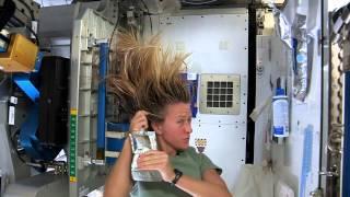 Karen Nyberg Shows How You Wash Hair in Space