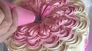 تزئین زیبا و چند رنگ کیک با خامه شرکت سی تاک