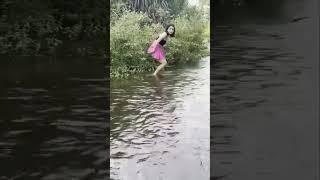 NGINTIP CEWEK CANTIK PIPIS DI SUNGAI