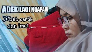 Gadis cantik jilbab coklat kacamata