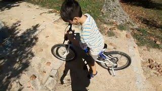 APRENDENDO A ANDAR DE BICICLETA PELA PRIMEIRA VEZ