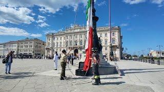 Trieste celebra la liberazione dalloccupazione jugoslava lalzabandiera in piazza Unità