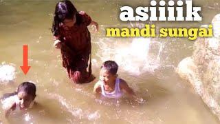 Anak anak berenang lucu  liburan anak anak mandi di sungai