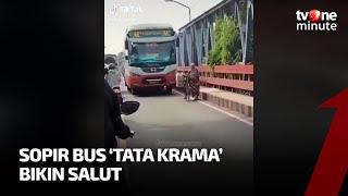 Sopir Bus Sabar Jalan Pelan Demi Hormati Ibu ibu Dorong Sepeda  tvOne Minute