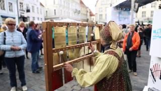 Символ Фестиваля FEELRUSSIA 2016 - звонница из бил плоских колоколов в Таллине