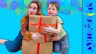 Дети САМИ РАСПАКОВАЛИ подарки  Что внутри коробки?
