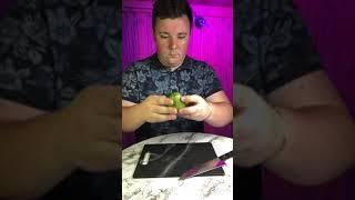 как достать косточку из авокадо без ножа