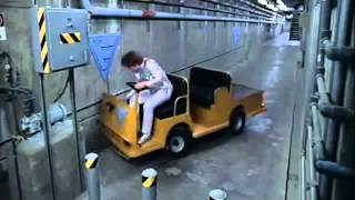 Austin Powers - Making a three point turn with the luggage cart