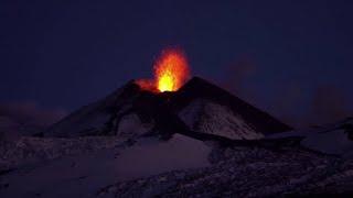 Nuova eruzione dell’Etna dal cratere di Sud-Est l’esplosione di lava risplende nella notte