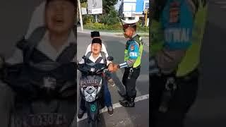 ANAK KECIL DI TILANG POLISI ANAK KECIL MENANG MAU PULANG